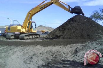 Pemkab diminta awasi penambangan pasir besi 