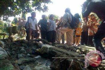 Tanggul Jebol Akibatkan Sebuah Rumah Ambruk      