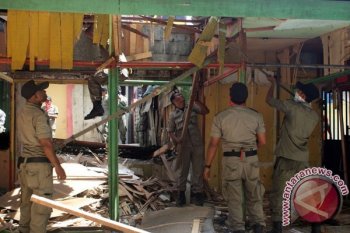 Satpol PP Tertimpa Reruntuhan Saat Bongkar Bangunan