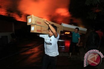 Pasar Senen Terbakar Hebat, Api Belum Berhasil Dipadamkan