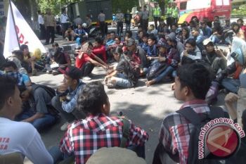 Mahasiswa NTB mulai demo buruh dan pendidikan