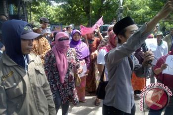 Caleg perempuan unjuk rasa di Bawaslu NTB