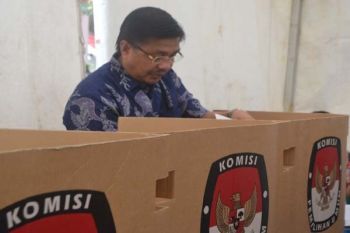 Pemilu - Nur Alam Mencoblos Di TPS 01 Anaiwoi