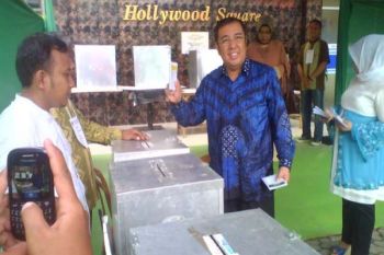 Pemilu - Asrun Mencoblos Di TPS 13 Korumba