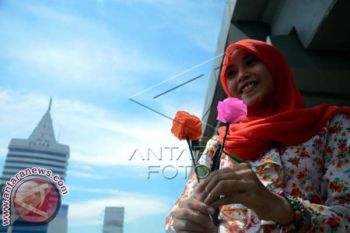 Mahasiswa Sebar Bunga Peringati Hari Kartini 