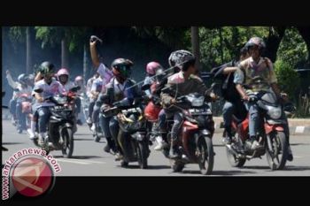 Siswa Tetap Konvoi Usai UN Meskipun Dilarang 