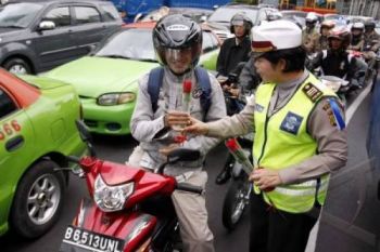 Pelanggar Lalu Lintas Tidak Ditilang, Tapi Diberi Bunga 