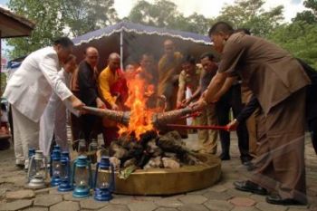 Kedatangan Api dan Air Waisak Diiringi Hujan