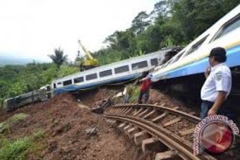 Tabrakan KA dengan Truk Paksa Perjalanan 17 KA Memutar
