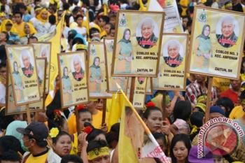 Jokowi dan Prabowo Menanti Keputusan Golkar