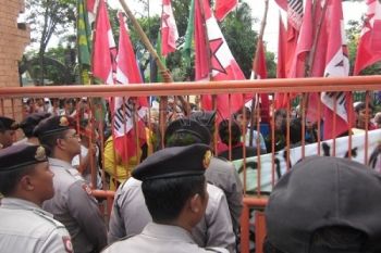 Demo Hari Pendidikan Nasional 