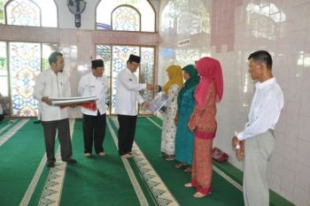 Baznas Agam Serahkan Zakat Rp364.341.500