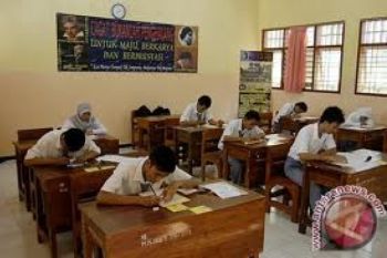 Peserta UN SLTP Sumbar 84.458 Pelajar