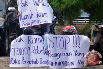 Warga minta wali kota hentikan pembangunan ruko