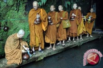 Umat Buddha ambil air Waisak di Jumprit