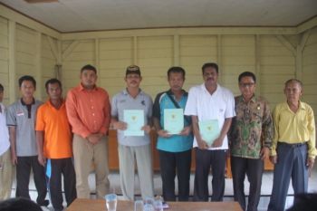 Pemkab Mentawai Serahkan 61 Sertifikat Warga Transmigrasi