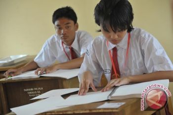 Ujian akhir SD di Palembang berlangsung lancar