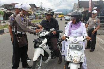 Operasi Simpatik, Polisi Bagikan Air Kemasan