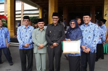 Bupati Padangpariaman Raih Dua Penghargaan Gubernur Sumbar
