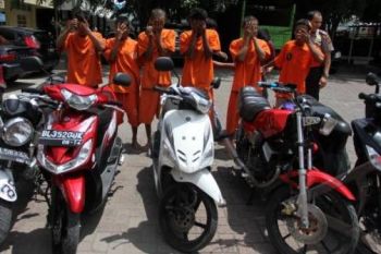 Marak Pencurian, Polisi Pasang Stiker "Awas Curanmor"