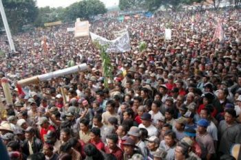 Ribuan Petani Temanggung Menentang Hari Tanpa Tembakau