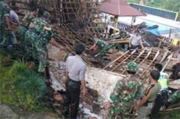 TNI dan Polri Kompak Bantu Korban Puting Beliung