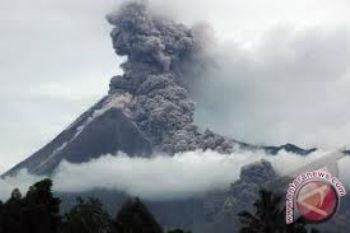 Ganjar Minta Seluruh Aparat Siaga Ancaman Merapi dan Slamet