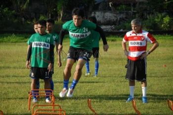Coret Sepuluh Pemain