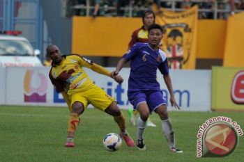 Pemain SFC rebut bola 