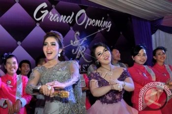 Syahrini Resmikan Karaoke