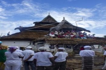 Warga Rohomoni Gelar Adat "Maasiri Rumah Sigit"