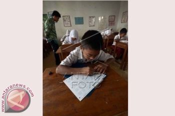 Siswa SD Makassar Ikuti Ujian Sekolah Pengganti UN