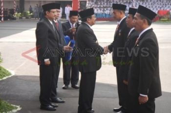 gubernur berikan selamat 