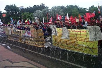 Aksi Buruh di Grahadi 