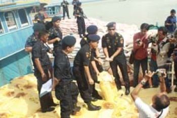BC Kepri Tangkap Kapal Selundupkan Bahan Peledak