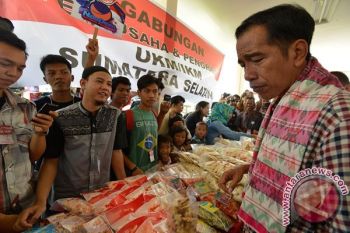 Jokowi Tolak Pemberian Cenderamata Dari Pelaku UMKM