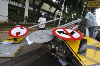 Bantu Pemudik, Pekalongan Pasang Rambu di Jalur Alternatif