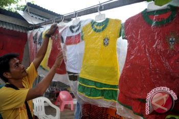 Penjual seragam peserta Piala Dunia diminati pembeli