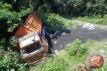 Truk angkutan batu bara terjungkal ke jurang