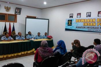 Imigrasi Palembang deportasi warga Italia 