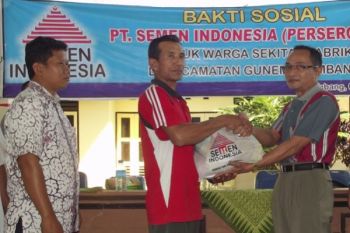 Semen Indonesia Serahkan 4.000 Paket untuk Gunem