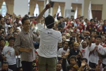 Disambut Salawat, Jokowi Jumatan di Cilacap