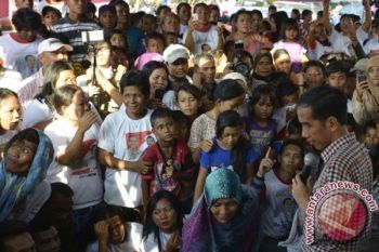 Pengunjung, Pedagang Pasar Cikurubuk dan Warga Tasikmalaya Kerubuti Jokowi