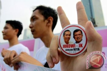  Relawan Jokowi Bubuhkan Tanda Tangan di Atas Kain 1.000 Meter