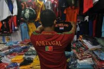 Pedagang Kaus Timnas Dunia Panen Rezeki