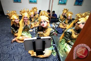 Berfoto Selfie Tongsis