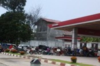 Pengendara Keluhkan Maraknya Pelangsir Premium SPBU Karimun