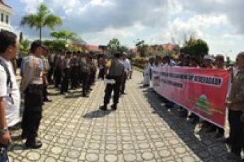 Sejumlah Demonstran Tuntut Pembubaran Syiah di Karimun