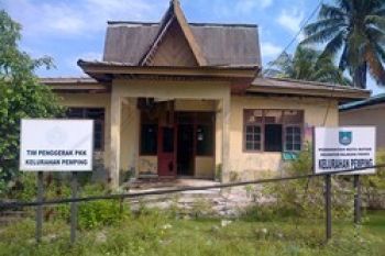 Kantor Kelurahan Pemping Belum diperbaiki/Evy R. Syamsir