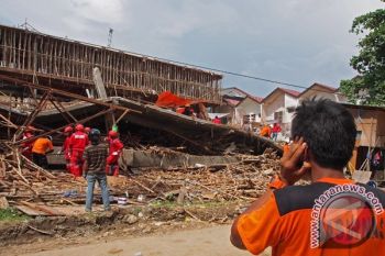 Ruko Roboh, Puluhan Pekerja Bangunan Terjebak